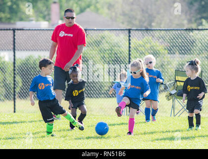 Les garçons et les filles jouent au soccer. Ils sont 4 et 5 ans. Banque D'Images