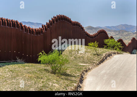 Frontière barrière sur la frontière du Mexique, de hautes barrières pour piétons style bollard, vu de côté US à l'ouest, de l'Arizona de Nogales, Avril 2018 Banque D'Images