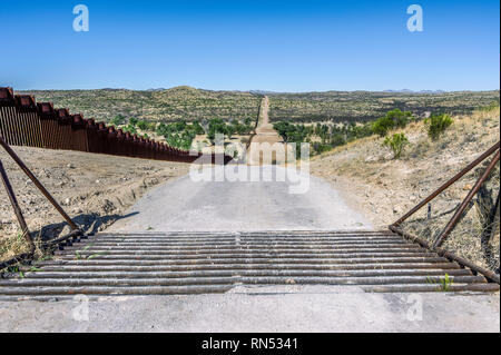 À côté de nous garde de bétail clôture frontalière sur Mexique frontière, barrière piétonne, vu de côté US à l'ouest, de l'Arizona de Nogales, Avril 2018 Banque D'Images