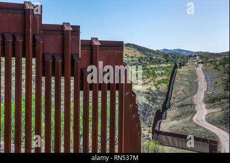 Frontière barrière sur la frontière du Mexique, bollard barrière piétonne, vue de colline sur nous à l'ouest, du côté est de l'Arizona Nogales, Avril 2018 Banque D'Images