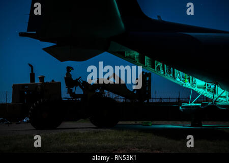 À l'aide d'un chariot élévateur à fourche, aviateurs américains à décharger des marchandises d'un C-130 Hercules de la 75e Escadron de transport aérien expéditionnaire EAS (75e), le 20 décembre 2018, en Afrique de l'Est. Le 75e prend en charge EAS Combined Joint Task Force - Corne de l'Afrique (CJTF-HOA) avec les évacuations sanitaires, les secours en cas de catastrophe humanitaire, et les opérations de largage. Les GFIM-HOA est un effort multinational pour mener la coopération en matière de sécurité, lutter contre l'extrémisme violent et de permettre la liberté de circulation au sein de l'Afrique de l'Est afin de défendre les intérêts des États-Unis et d'appuyer les efforts régionaux alignés. (U.S. Air Force Photo de Tech. Le Sgt. Chris Hibben) Banque D'Images