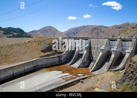 L'énorme barrage déversoir à Benmore, Waitaki Valley, New Zealand Banque D'Images