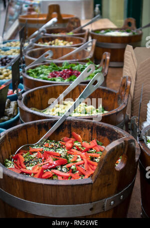 L'alimentation de rue au frais du marché St Nic à Bristol Banque D'Images