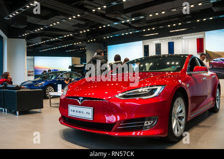 Une Tesla Model S rouge dans la direction de Tesla Taikoo Hui près de Shanghai, Nanjing Road. Banque D'Images