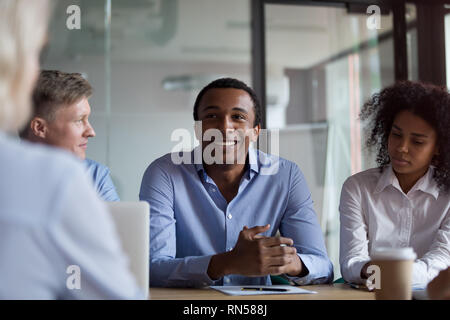 Affaires diverses affaires et communiquer tout en restant assis dans la conférence Banque D'Images