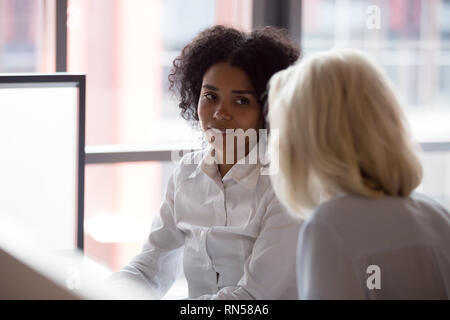Diverses personnes dans la négociation d'office, se concentrer sur les femmes noires Banque D'Images