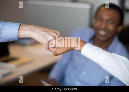 Black female caucasian man fist bumping libre de se concentrer sur les mains Banque D'Images