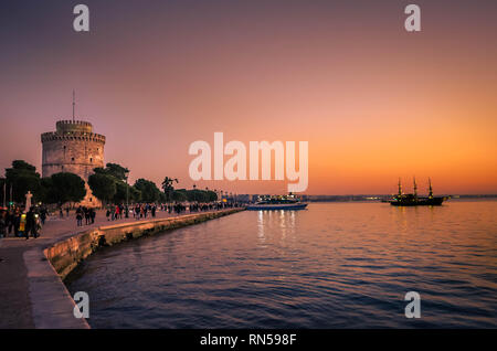 La tour blanche Symbole de l'heure du coucher du soleil à Thessalonique-avenue Nikis très encombré. Banque D'Images