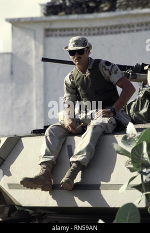 16 octobre 1993 un soldat de l'armée américaine de la 24e Division d'infanterie, 1e Bataillon du 64e régiment blindé, s'assied sur son M1A1 Abrams tank au Siège de l'ONUSOM à Mogadishu, en Somalie. Banque D'Images