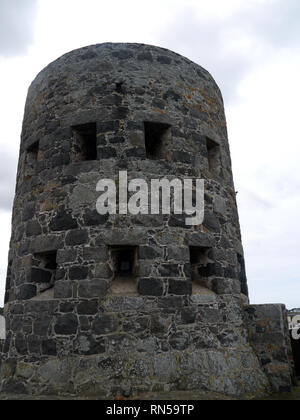Le Loopholed Rousse Martello Tower n° 11 donnant sur le Grand Havre Bay sur le sentier du littoral sur Guernsey, Channel Islands.UK. Banque D'Images