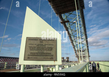 La Mersey crossin bridge om plaque l'ancien pont Queensway. Banque D'Images