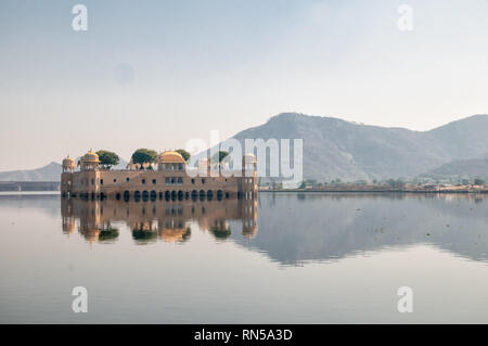 Man Sagar Lake et Jal Mahal, le palais de l'eau, qui est un bâtiment emblématique à Jaipur, Inde. Le bâtiment est vieux de 300 ans. Banque D'Images