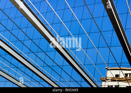 Des lignes graphiques de poutres et de câbles en acier ont fusionné avec les fenêtres d'un bâtiment en verre dans le centre financier de Rio de Janeiro, au Brésil. Banque D'Images