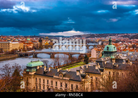 Beau paysage de ponts sur la rivière Vltava à Prague, République Tchèque Banque D'Images