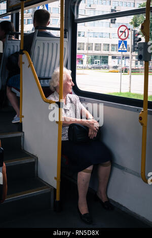 Femme âgée dans l'autobus en regardant par la fenêtre Banque D'Images