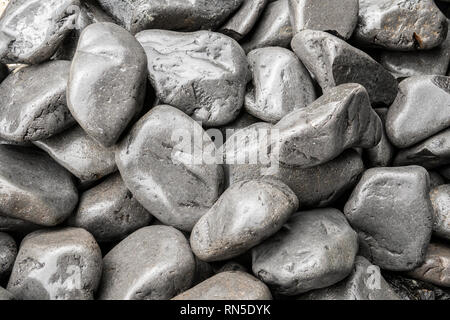 Arrière-plan gris pierres arrondies. La texture des pierres naturelles humides Banque D'Images