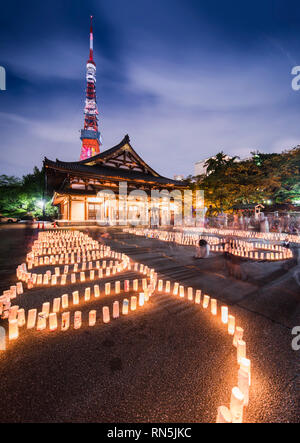 Lanternes de papier washi japonais à la main en cercles alignés éclairant le sol de la Temple Zojoji près de la Tour de Tokyo pendant le jour de Tanabata le Jul Banque D'Images