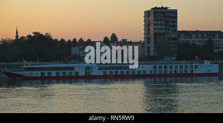 NOVI SAD, SERBIE - 21 septembre 2018 - River cruiser bateau amarré au quai du Danube Banque D'Images