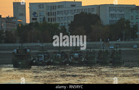 NOVI SAD, SERBIE - 21 septembre 2018 - La patrouille militaire marine bateaux ancrés au quai du Danube Banque D'Images