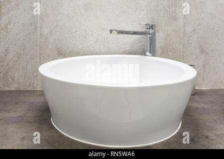 Robinet évier avec robinet de salle de bains loft coûteux Banque D'Images