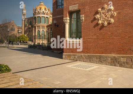 Hôpital de la Santa Creu i Sant Pau, détail d'une façade, St Leopold pavilion dans l'arrière-plan, conçu par l'architecte L. D. Montaner Banque D'Images