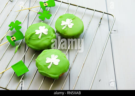 Happy St Patrick's Day. Des cookies avec drapeau vert irlandais sur une table Banque D'Images