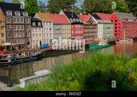 Un canal de Copenhague fait de lego au Parc Legoland Billund au Danemark. Banque D'Images