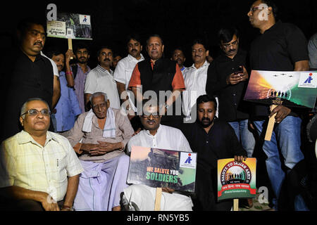 Bangalore, Inde. 29 mai, 2017. Des combattants de la liberté vu tenant des pancartes pour montrer leur soutien au cours de la manifestation de solidarité.Les gens se sont réunis au parc mémorial militaire dans la région de Bangalore à faire preuve de solidarité pour le CRPF 40 soldats qui ont été tués dans le district de Pulwama au Cachemire après un attentat-suicide. Meghana Sastry Crédit : SOPA/Images/ZUMA/Alamy Fil Live News Banque D'Images