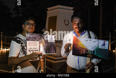 Bangalore, Inde. 29 mai, 2017. Deux hommes vu avec deux plaques commémorant les victimes au cours de la manifestation de solidarité.Les gens se sont réunis au parc mémorial militaire dans la région de Bangalore à faire preuve de solidarité pour le CRPF 40 soldats qui ont été tués dans le district de Pulwama au Cachemire après un attentat-suicide. Meghana Sastry Crédit : SOPA/Images/ZUMA/Alamy Fil Live News Banque D'Images