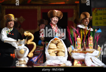 (190217) -- BEIJING, 17 février 2019 (Xinhua) -- Les gens célèbrent le Nouvel An tibétain à Lhassa, le sud-ouest de la Chine, région autonome du Tibet, le 5 février 2019. Le Nouvel An tibétain, appelé Losar, est le festival le plus important dans le calendrier tibétain. Losar est un temps pour les réunions de famille. Elle est marquée par des rites religieux, les longues prières, les courses de chevaux, les réunions de famille et les fêtes. Célébrations du nouvel An tibétain durent généralement 15 jours. Les populations locales participent aussi à des activités incluant des performances opéra Tibétain, la danse folklorique, le tir à l'arc et de lutte. (Xinhua/Chogo,) Banque D'Images