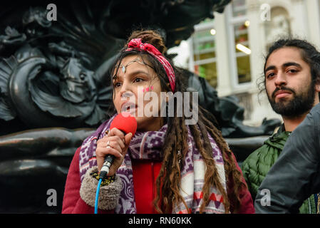 Londres, Royaume-Uni. 16 février 2019. La 16e 'Love' de récupérer gratuitement la Saint-valentin fête de rue a lieu autour de la statue d'Eros dans Piccadilly Circus, avec des tambours, de la musique, de la danse à la poésie pour célébrer l'amour. L'événement, qui a été fondée par le poète Vénus CuMara, vise à récupérer l'amour comme une manifestation de l'esprit humain à partir de la commercialisation de la sordide qui a pris plus de Saint-valentin comme un festival de but lucratif. Crédit : Peter Marshall/Alamy Live News Banque D'Images