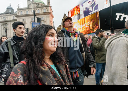 Londres, Royaume-Uni. 16 février 2019. La 16e 'Love' de récupérer gratuitement la Saint-valentin fête de rue a lieu autour de la statue d'Eros dans Piccadilly Circus, avec des tambours, de la musique, de la danse à la poésie pour célébrer l'amour. L'événement, qui a été fondée par le poète Vénus CuMara, vise à récupérer l'amour comme une manifestation de l'esprit humain à partir de la commercialisation de la sordide qui a pris plus de Saint-valentin comme un festival de but lucratif. Crédit : Peter Marshall/Alamy Live News Banque D'Images