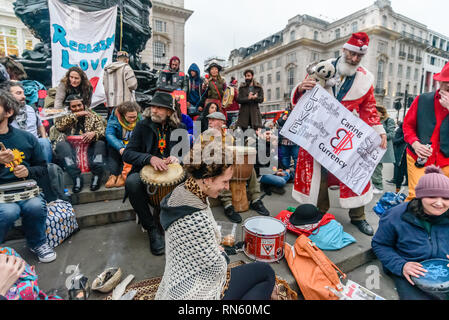 Londres, Royaume-Uni. 16 février 2019. La 16e 'Love' de récupérer gratuitement la Saint-valentin fête de rue a lieu autour de la statue d'Eros dans Piccadilly Circus, avec des tambours, de la musique, de la danse à la poésie pour célébrer l'amour. L'événement, qui a été fondée par le poète Vénus CuMara, vise à récupérer l'amour comme une manifestation de l'esprit humain à partir de la commercialisation de la sordide qui a pris plus de Saint-valentin comme un festival de but lucratif. Crédit : Peter Marshall/Alamy Live News Banque D'Images