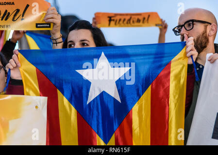 Londres, Royaume-Uni. 16 février 2019. La campagne catalane se rassemblent à Piccadilly Circus pour protester contre le parcours spectacle actuellement en Espagne de dirigeants Catalan. Ils disent que des innocents sont en prison et soumis à des procès sur de fausses accusations de violence. Peter Marshall/Alamy Live News Banque D'Images