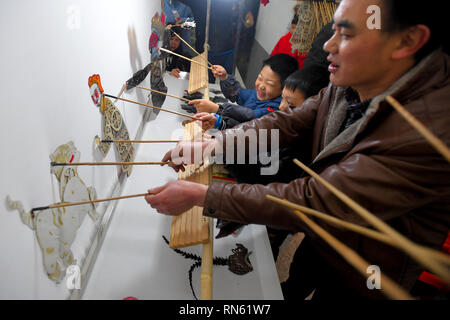 Changsha, Chine, province du Hunan. Feb 17, 2019. Les visiteurs font l'expérience de performances d'ombres dans la célébration de la prochaine fête des Lanternes, qui tombe le 19 février cette année, à Changsha, Province du Hunan en Chine centrale, le 17 février 2019. Crédit : Chen Zeguo/Xinhua/Alamy Live News Banque D'Images