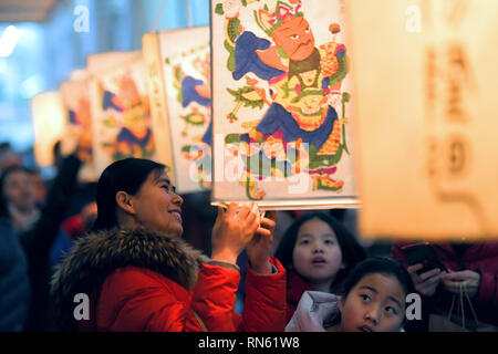 Changsha, Chine, province du Hunan. Feb 17, 2019. Visiteurs suppose que toutes les lanternes dans la célébration de la prochaine fête des Lanternes, qui tombe le 19 février cette année, à Changsha, Province du Hunan en Chine centrale, le 17 février 2019. Crédit : Chen Zeguo/Xinhua/Alamy Live News Banque D'Images