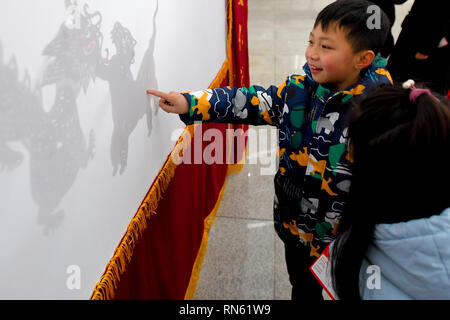 Changsha, Chine, province du Hunan. Feb 17, 2019. L'enfant regarde la performance d'ombres dans la célébration de la prochaine fête des Lanternes, qui tombe le 19 février cette année, à Changsha, Province du Hunan en Chine centrale, le 17 février 2019. Crédit : Chen Zeguo/Xinhua/Alamy Live News Banque D'Images