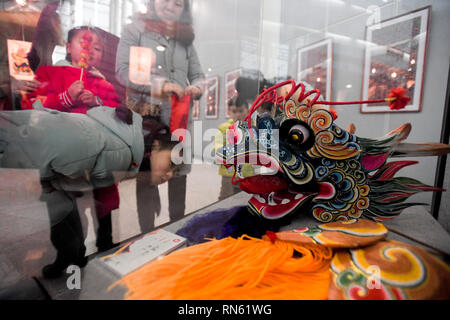 Changsha, Chine, province du Hunan. Feb 17, 2019. Les visiteurs voir une œuvre dans la célébration de la prochaine fête des Lanternes, qui tombe le 19 février cette année, à Changsha, Province du Hunan en Chine centrale, le 17 février 2019. Crédit : Chen Zeguo/Xinhua/Alamy Live News Banque D'Images