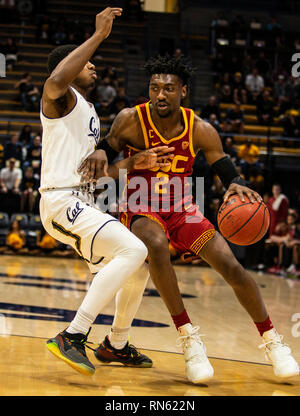 Hass Berkeley en Californie, USA Pavilion. 16 Février, 2019. CA U.S.A. USC guard Jonas Mathews (2) disques durs au panier pendant la NCAA Men's Basketball match entre l'Université de Californie du sud de Troie et le California Golden Bears 89-66 gagner à Berkeley en Californie Pavillon Hass Thurman James/CSM/Alamy Live News Banque D'Images