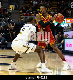 Hass Berkeley en Californie, USA Pavilion. 16 Février, 2019. CA U.S.A. USC guard Jonas Mathews (2) a l'air de passer la balle au cours de la NCAA Men's Basketball match entre l'Université de Californie du sud de Troie et le California Golden Bears 89-66 gagner à Berkeley en Californie Pavillon Hass Thurman James/CSM/Alamy Live News Banque D'Images