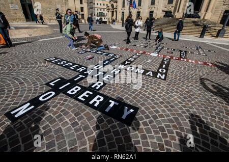 La Valette, Malte. 16 Février, 2019. Une partie des mots mis en avant de la Castille à La Valette, Malte, exigeant des réponses à l'assassinat du journaliste Daphne CARUANA GALIZIA et aussi de répondre aux allégations de corruption généralisée dans le pays. Credit : ZUMA Press, Inc./Alamy Live News Crédit : ZUMA Press, Inc./Alamy Live News Banque D'Images