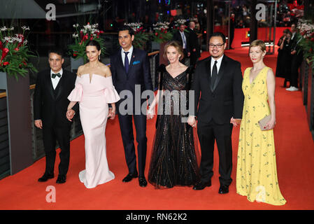 Berlin, Allemagne. 16 Février, 2019. Les membres du jury de la Berlinale 2019 posent pour des photos sur le tapis rouge avant la cérémonie de remise des prix du 69e Festival International du Film de Berlin (Berlinale) à Berlin, capitale de l'Allemagne, le 16 février 2019. Credit : Shan Yuqi/Xinhua/Alamy Live News Banque D'Images