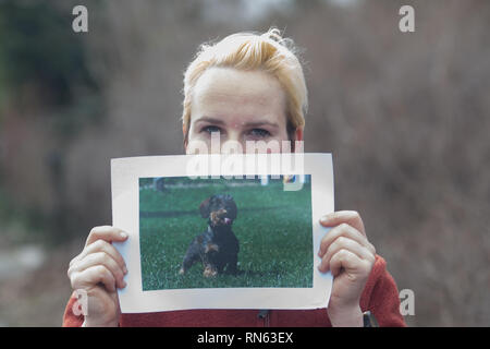 Berlin, Allemagne. 07Th Feb 2019. Maxi Schwebig, fille du propriétaire du chien, est titulaire d'une photo avec le manque d'chnipsel "teckel" dans l'appareil photo. Parce que sa mère a été si frappé depuis qu'elle a disparu il y a deux mois, elle est maintenant l'organisation de la recherche pour les sept ans de teckel. Crédit : Paul Zinken/dpa/Alamy Live News Banque D'Images