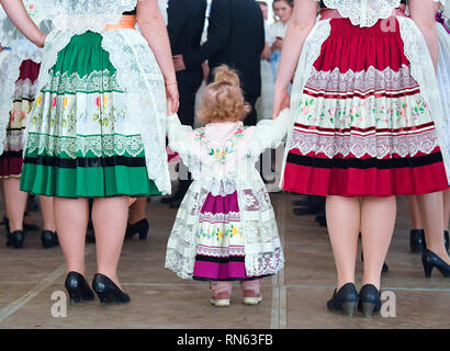 Dobbrick, Allemagne. Feb 17, 2019. Deux femmes et une petite fille se tenir dans Sorbian-Wendish original costume de fête traditionnel à l'Zapust, le carnaval, sous un chapiteau et attendre le début de l'événement. Environ 80 couples ont participé cette année à la 135e carnaval. Avec le cortège de carnaval dans les villages de la Lausitz l'hiver est chassé selon ancienne coutume. Photo : Patrick Pleul/dpa-Zentralbild/ZB : dpa Crédit photo alliance/Alamy Live News Banque D'Images