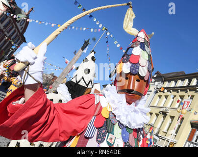 Offenburg, Allemagne. Feb 17, 2019. Les participants du groupe "Freie Narrenzunft Wolfach' (Wolfach) Guilde sot de se déplacer à travers la ville d'Offenburg à la réunion du paysage de la Forêt-Noire. 46 guildes se réunissent à la réunion d'imbéciles. L'organisateur s'attend à ce que près de 25 000 spectateurs. Credit : Uli Deck/dpa/Alamy Live News Banque D'Images