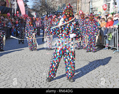 Offenburg, Allemagne. Feb 17, 2019. Lors de la réunion du paysage Forêt Noire participants du groupe ' Historische Narrenzunft Markdorf e.V. ' se déplacer dans le centre de Offenburg. 46 guildes se réunissent à la réunion d'imbéciles. L'organisateur s'attend à ce que près de 25 000 spectateurs. Credit : Uli Deck/dpa/Alamy Live News Banque D'Images