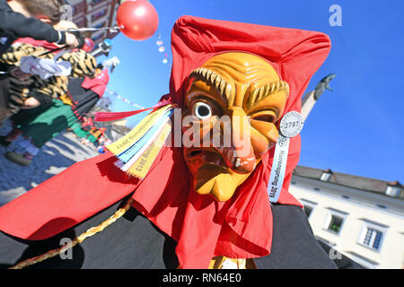 Offenburg, Allemagne. Feb 17, 2019. Lors de la réunion du paysage Forêt Noire les participants du groupe "Waldsee Narrenzunft e.V.' se déplacer dans la ville d'Offenburg. 46 guildes se réunissent à la réunion d'imbéciles. L'organisateur s'attend à ce que près de 25 000 spectateurs. Credit : Uli Deck/dpa/Alamy Live News Banque D'Images