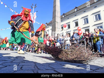 Offenburg, Allemagne. Feb 17, 2019. Lors de la réunion du paysage Forêt Noire les participants du groupe "Waldsee Narrenzunft e.V.' se déplacer dans la ville d'Offenburg. 46 guildes se réunissent à la réunion d'imbéciles. L'organisateur s'attend à ce que près de 25 000 spectateurs. Credit : Uli Deck/dpa/Alamy Live News Banque D'Images