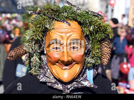 Offenburg, Allemagne. Feb 17, 2019. Lors de la réunion du paysage Forêt Noire les participants du groupe "Waldsee Narrenzunft e.V.' se déplacer dans la ville d'Offenburg. 46 guildes se réunissent à la réunion d'imbéciles. L'organisateur s'attend à ce que près de 25 000 spectateurs. Credit : Uli Deck/dpa/Alamy Live News Banque D'Images