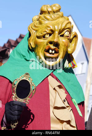 Offenburg, Allemagne. Feb 17, 2019. Lors de la réunion du paysage Forêt Noire participants du groupe 'Narrenzunft Aulendorf e.V.' se déplacer dans le centre-ville d'Offenbourg. 46 guildes se réunissent à la réunion d'imbéciles. L'organisateur s'attend à ce que près de 25 000 spectateurs. Credit : Uli Deck/dpa/Alamy Live News Banque D'Images